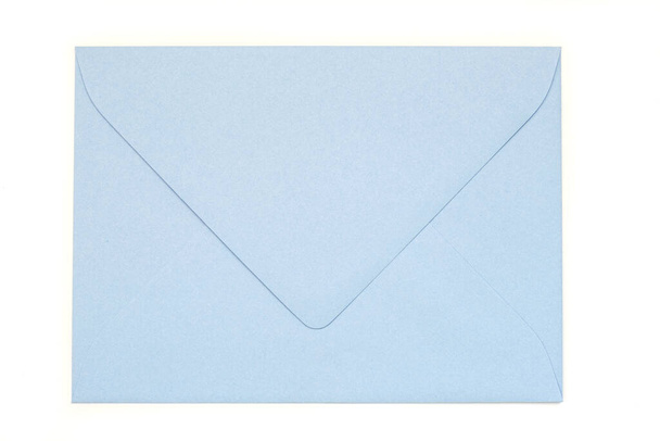 blauwe vintage papieren envelop geïsoleerd op de witte - Foto, afbeelding