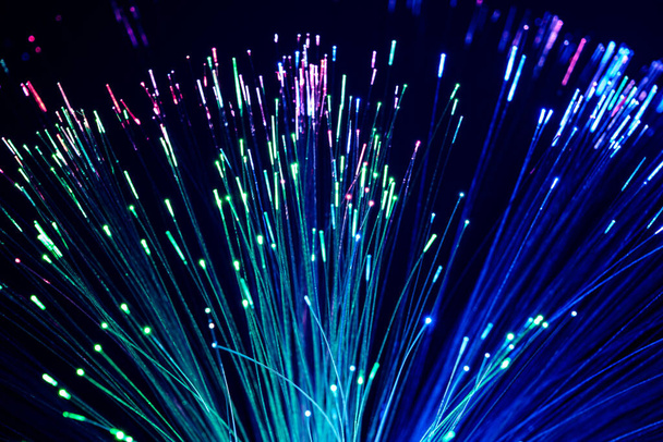 Cable de red de fibra óptica sobre fondo oscuro. - Foto, imagen