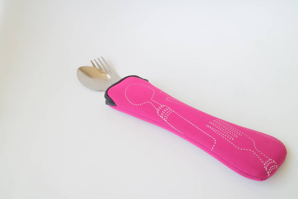 Bolsa rosa para cuchara y tenedor foto - Foto, imagen