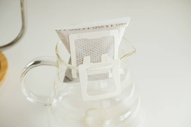 Drip bag koffie close-up. Gemakkelijk eenvoudige brouwmethode, nieuwe trend. Speciale esthetiek - Foto, afbeelding