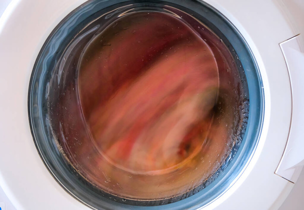 Máquina de lavar roupa com roupas sujas dentro - Foto, Imagem