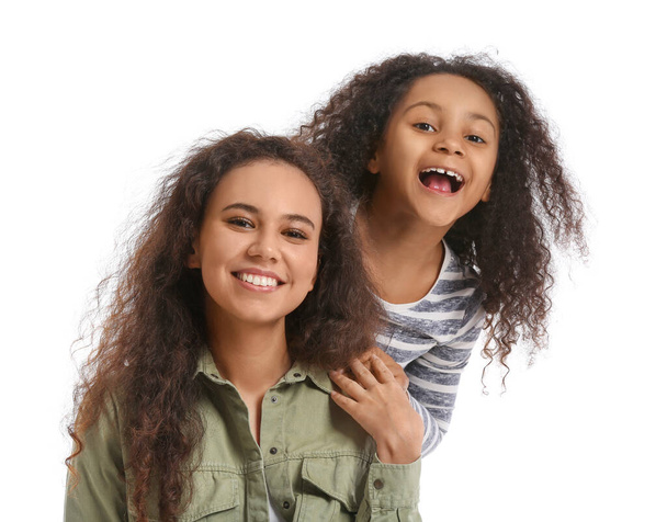 Afro-amerikanisches kleines Mädchen mit ihrer Mutter auf weißem Hintergrund - Foto, Bild
