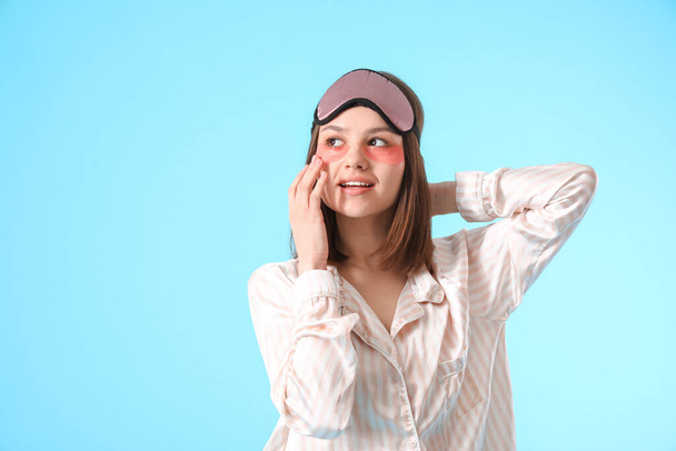 Jeune femme avec des patchs sous les yeux sur fond de couleur
 - Photo, image