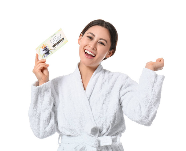 Mujer asiática joven con certificado de regalo para masaje sobre fondo blanco - Foto, Imagen