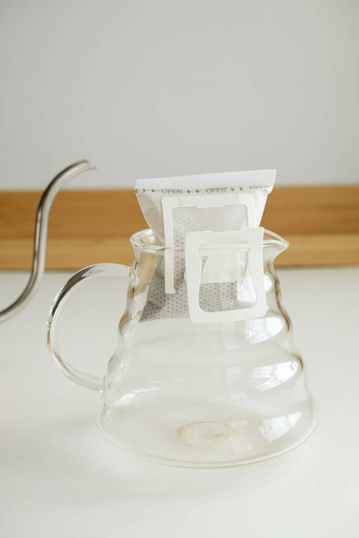 Drip bag koffie. Gemakkelijk eenvoudige brouwmethode, nieuwe trend. Speciale esthetiek - Foto, afbeelding