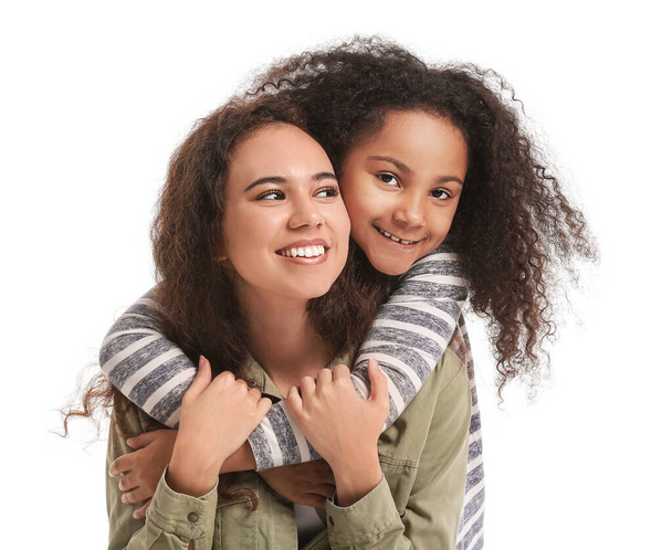 Afrikai-amerikai nő a kislányával fehér háttérben - Fotó, kép