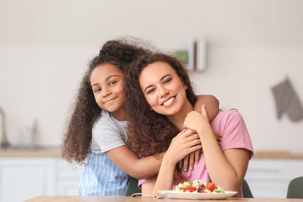 Menina afro-americana com sua mãe na cozinha - Foto, Imagem