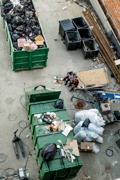 twee mensen tussen afvalcontainers - Foto, afbeelding
