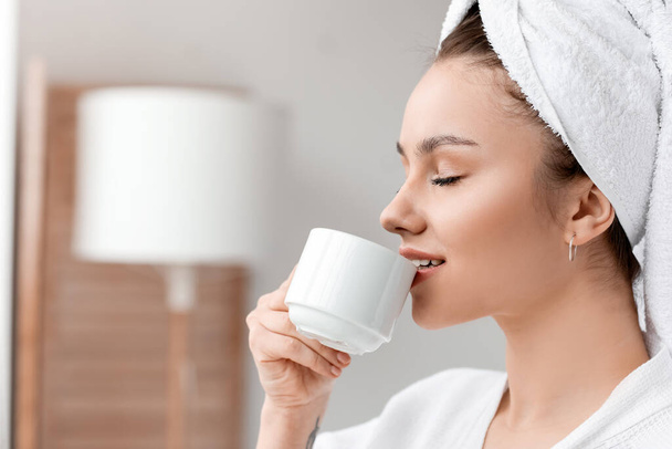 Mujer joven bebiendo café en el dormitorio - Foto, Imagen