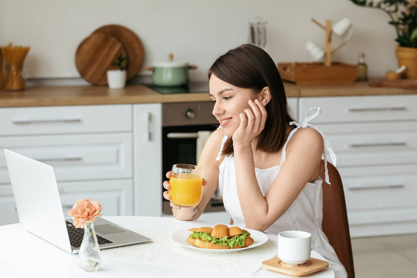Fiatal nő otthon reggelizik - Fotó, kép