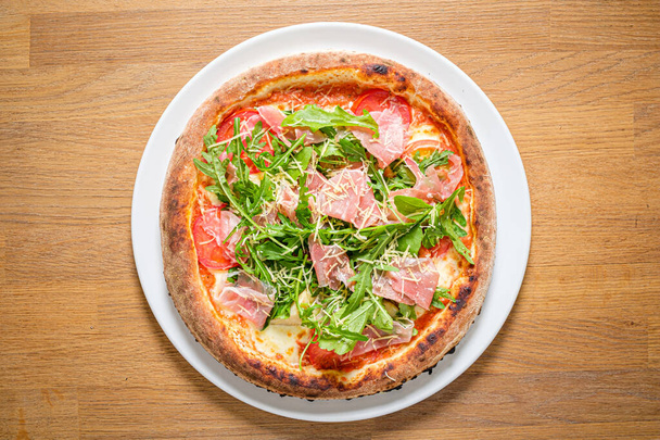pizza with ham and rocket salad - Foto, afbeelding