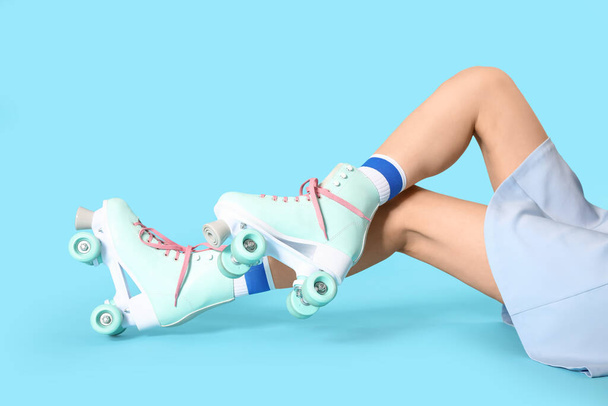 Young woman in roller skates on color background - Foto, Bild