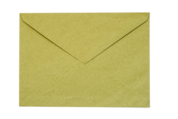Beyaz üzerine izole edilmiş sarı renkli kağıt zarf. - Fotoğraf, Görsel