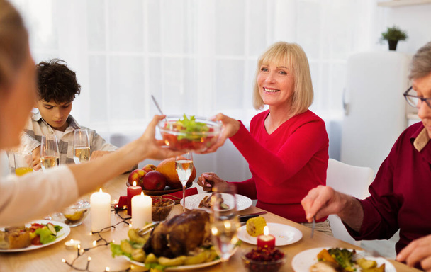 Liefdevolle multi generatie familie met Thanksgiving of kerstdiner samen, genieten van smakelijke feestelijke maaltijd thuis - Foto, afbeelding