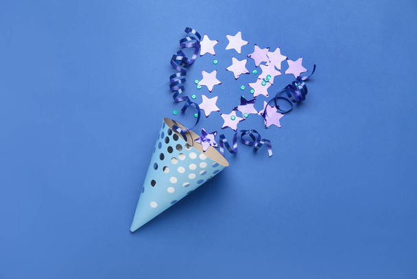 Festa cone e confete sobre fundo de cor - Foto, Imagem