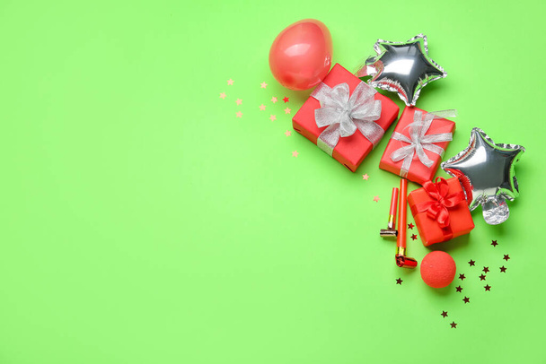 Κουτιά δώρου, Noisemakers και μπαλόνια αέρα στο φόντο χρώμα - Φωτογραφία, εικόνα