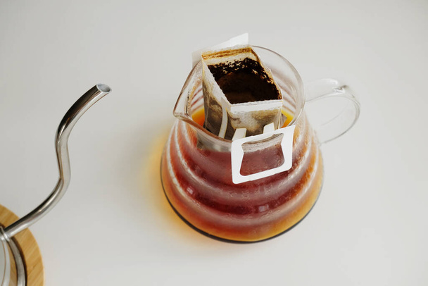 ドリップバッグコーヒー醸造プロセストップビュー。簡単な醸造方法、新しい傾向。特殊美学 - 写真・画像