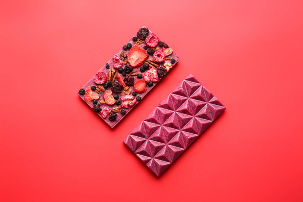 Ręcznie robione batoniki czekoladowe z owocami, jagodami i orzechami na tle koloru - Zdjęcie, obraz