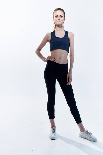 wysportowana kobieta szczupła figura siłownia trening energia styl życia - Zdjęcie, obraz