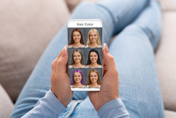 Красивая женщина проверяет цвет волос моделирования мобильного приложения на смартфоне - Фото, изображение