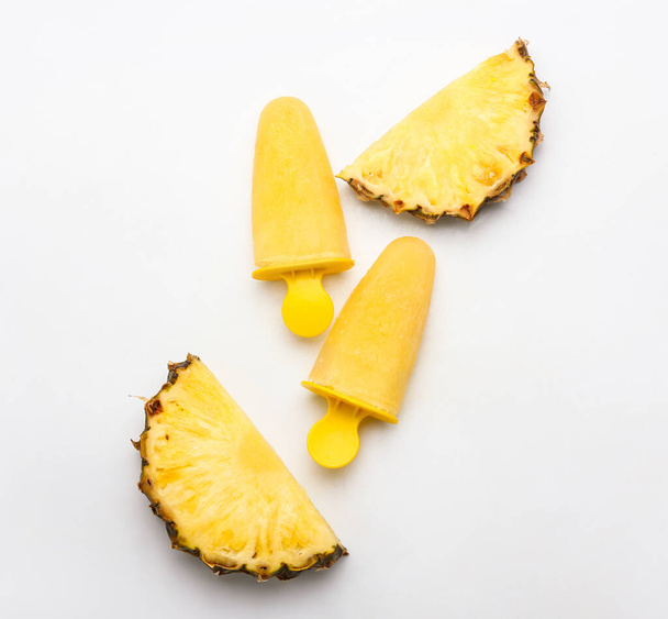 Chutné ananas nanuky na bílém pozadí - Fotografie, Obrázek