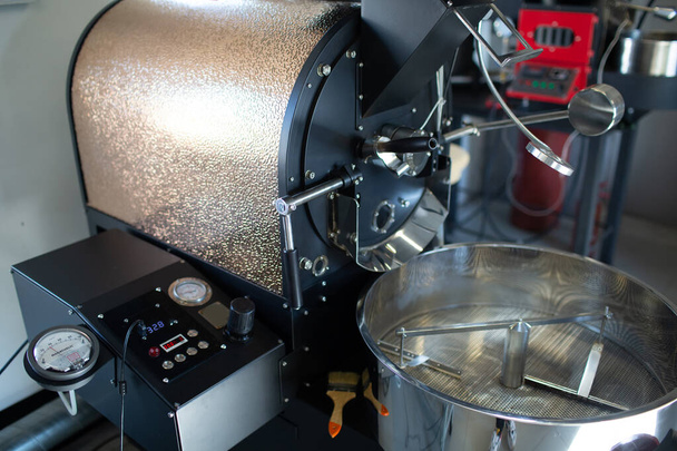 コーヒー焙煎工程におけるコーヒー焙煎機 - 写真・画像