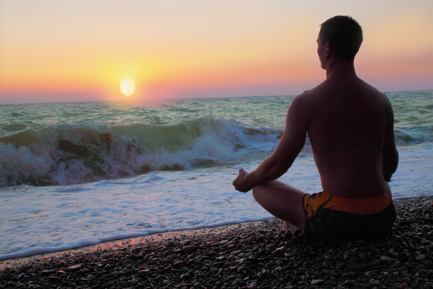 Homem na meditação
 - Foto, Imagem