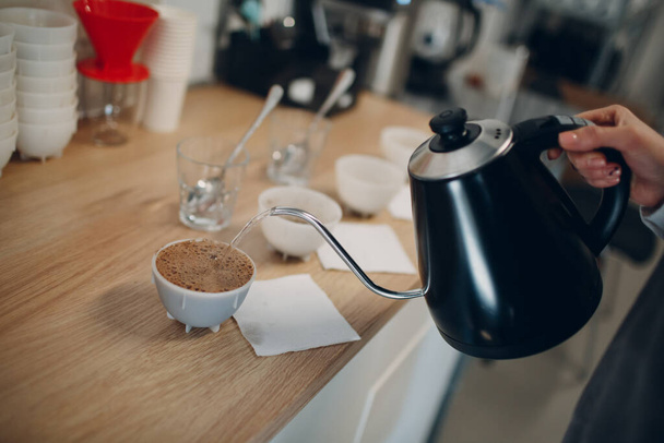 Puchar Taster Dziewczyna z czajniczek pourover degustacja Degustacja kawy Test jakości. Cupping kawy - Zdjęcie, obraz