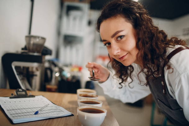 Cup Taster Girl Δοκιμάζοντας Degustation δοκιμή ποιότητας καφέ. Κούμπωμα καφέ - Φωτογραφία, εικόνα