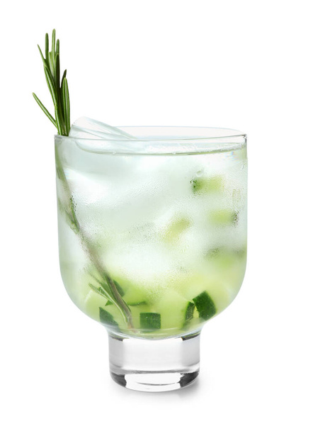 Vaso de gin tonic frío y rodajas de pepino sobre fondo blanco - Foto, Imagen