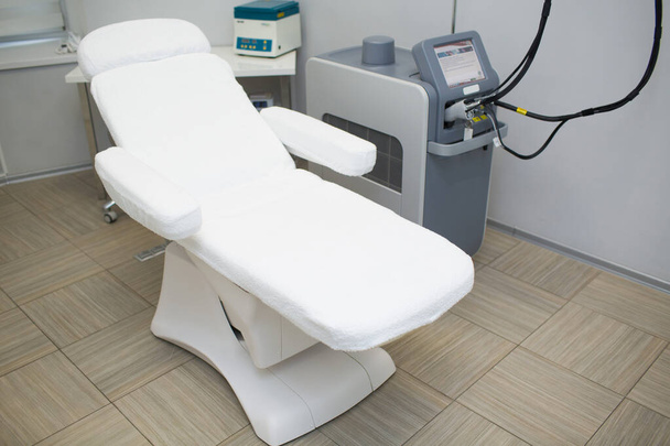 Urządzenia do depilacji laserowej w nowoczesnej klinice kosmetologicznej. - Zdjęcie, obraz