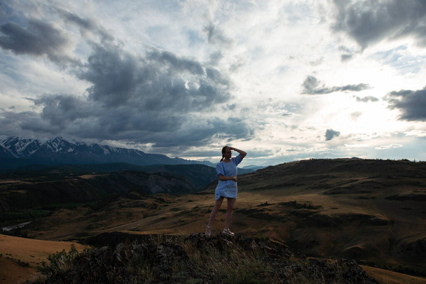 夏の青いドレスの女性アルタイ山脈 - 写真・画像