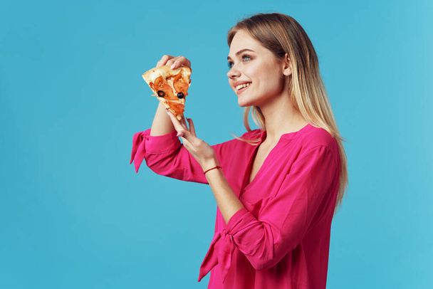όμορφη γυναίκα σε ροζ πουκάμισο fast food snack lifestyle - Φωτογραφία, εικόνα