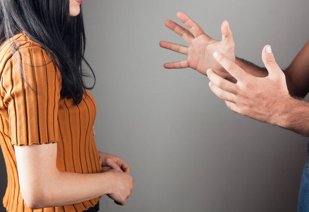 Perheväkivaltaa. aviomies haluaa lyödä - Valokuva, kuva