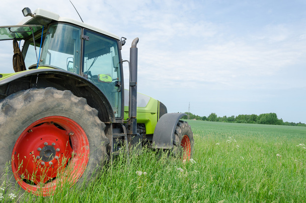 field work tractor in meadow  - Zdjęcie, obraz