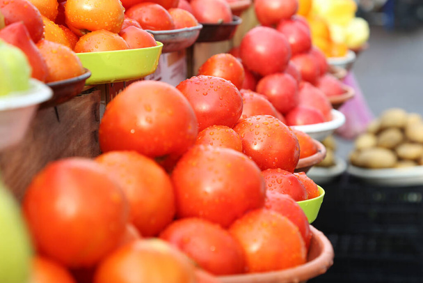 Yerel tarım pazarında domates satışı, eko sebzeler, sulu ürünler. Organik ürün alışverişi. Sağlıklı bakkal. Yüksek kalite fotoğraf - Fotoğraf, Görsel