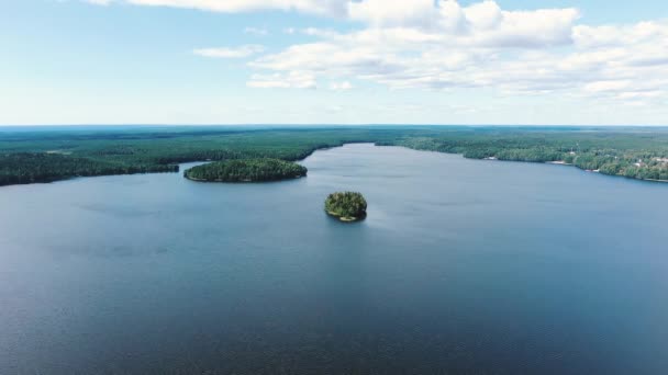 Széles tó néhány kis szigetekkel és erdőkkel a parton - Felvétel, videó
