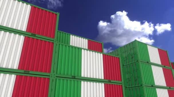 Italia contenedores de bandera se encuentran en la terminal de contenedores. Italia concepto de exportación o importación, 4K - Metraje, vídeo