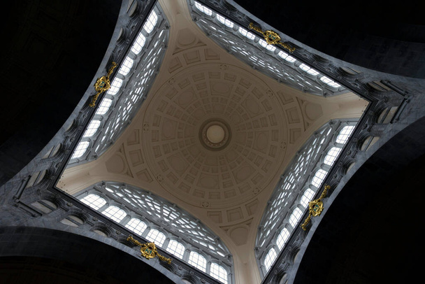 The dome of Antwerpen Centraal main train station on a summer day. - Φωτογραφία, εικόνα