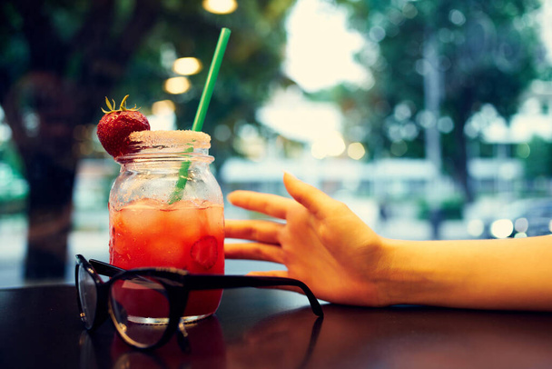 cocktail in a cafe on the table glasses rest - Fotografie, Obrázek