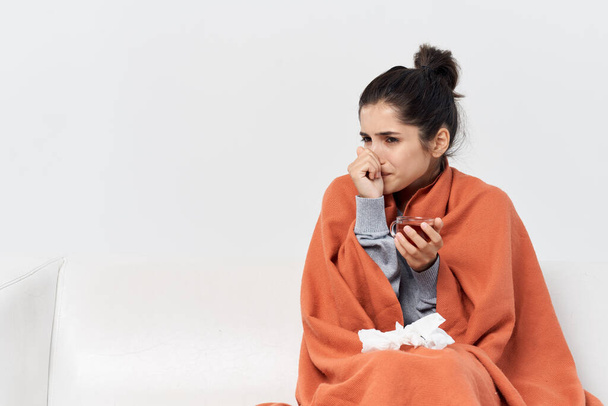 femme couverte d'une couverture à la maison boire du thé problèmes de santé - Photo, image