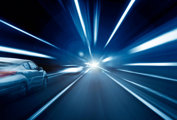 Autos rasen im Scheinwerferlicht durch den Tunnel. - Foto, Bild
