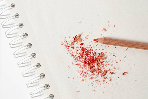  czerwony ołówek i notebook na białym tle - Zdjęcie, obraz