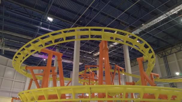 Roller Coaster sisätiloissa - Materiaali, video