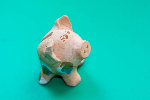 Macro shot d'un petit cochon jouet joyeux - Photo, image