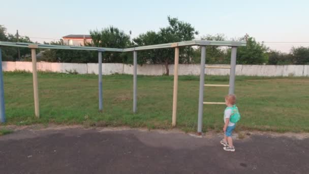 Αγόρι στο γήπεδο του αθλητισμού - Πλάνα, βίντεο