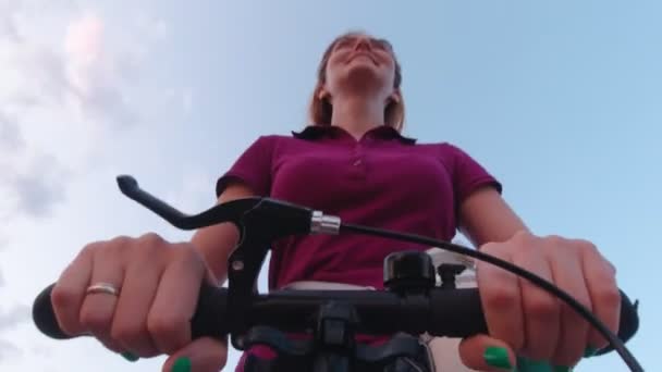 Donna veloce Equitazione Scooter - Filmati, video