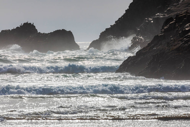 Ecola State Park, Oregon, EE.UU. Surf estrellándose en las rocas en el Parque Estatal Ecola en la costa de Oregon. - Foto, imagen