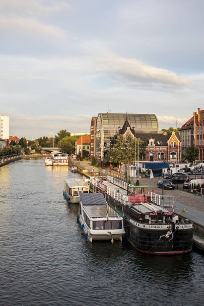 Bydgoszcz, Lengyelország, 2019. május 27.: Óváros a Brda folyón. Bydgoszcz város építészete. - Fotó, kép