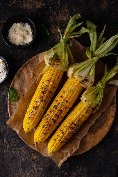 Grilled corn cobs with parmesan cheese - 写真・画像